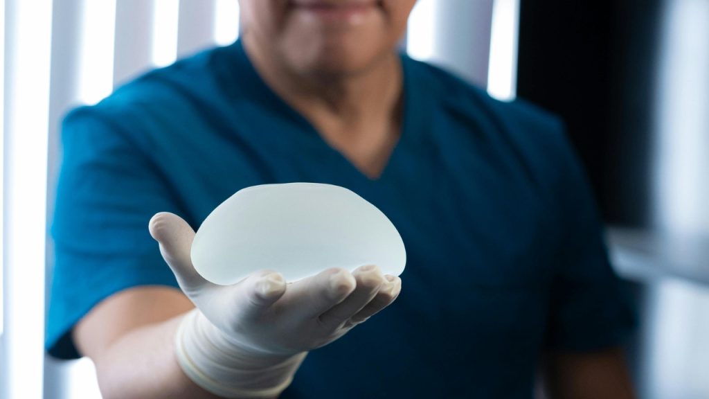 silicone augmentation poitrine