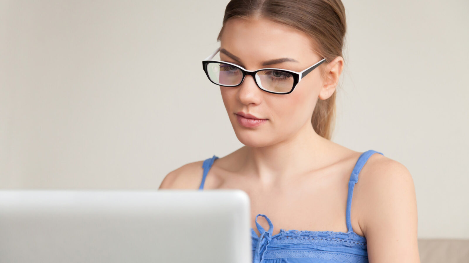 Conseils pour bien choisir sa monture de lunettes en ligne selon la forme de son visage