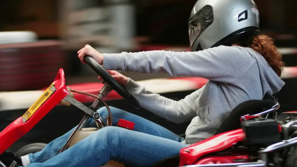 femme qui fait du karting